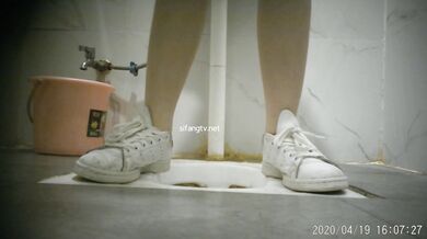 两个很嫩的学生妹 (2)